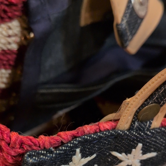 Amanda Smith Woven Red and Cream Flag Tote - Picture 4 of 11